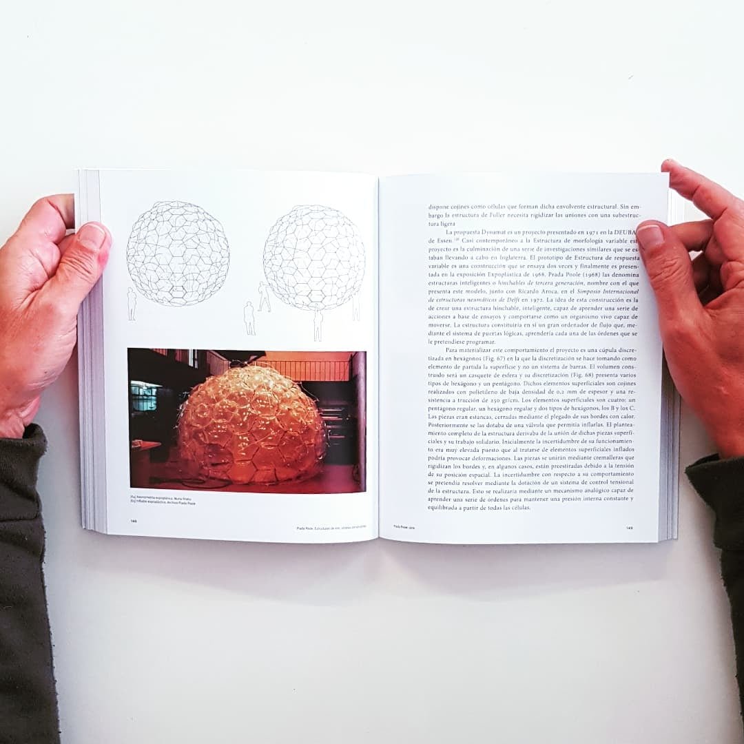 NuriaP9's tweet image. Hoy hace 3 años que se publicó "Prada Poole. Estructuras de aire, utopías construibles" que  reúne la obra y la trayectoria de José Miguel de Prada Poole, arquitecto único y sorprendente de la vanguardia arquitectónica española de los años 70.
#pradapoole #arquietctura #inflables