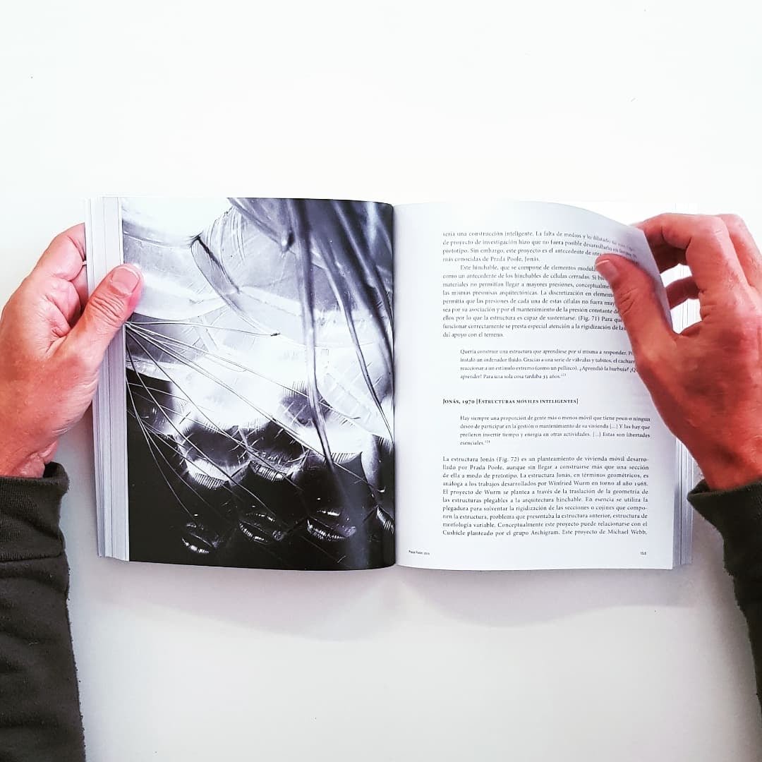 NuriaP9's tweet image. Hoy hace 3 años que se publicó "Prada Poole. Estructuras de aire, utopías construibles" que  reúne la obra y la trayectoria de José Miguel de Prada Poole, arquitecto único y sorprendente de la vanguardia arquitectónica española de los años 70.
#pradapoole #arquietctura #inflables