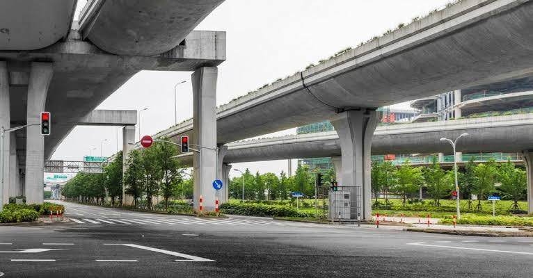 TheSalemNew's tweet photo. IMO, flyovers in NH within Urban areas should be regulated.

Beam Flyovers (📸Image 2) are best in Urban Areas rather than preferring Flyovers with Abutments (📸Image 1) [*Don't know the exact term]

Till date, I didn't found any use in flyover between GCE - Periyar University 😑 https://t.co/3Bor3D3IwK