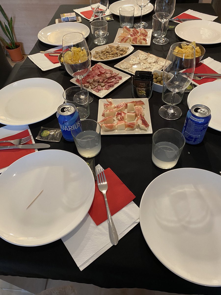 xrocacros's tweet photo. Avui a casa estem de celebració!!
Feliç aniversari @PijuanAngels ❤️
#Vermut
#MeloAmbPernil
#TorradaSardina
#Esqueixada 
#EscalivadaFormatgeCabra  
#Caragols
#PanelletsIRatafia 
Estem esperant la gent per fer els cafès i #Gintonics https://t.co/m3eatTNUQh