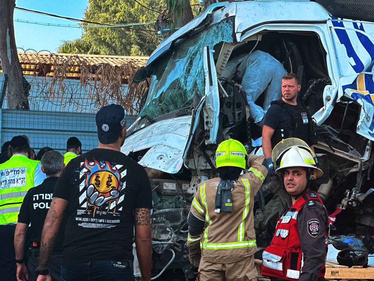 XperienceHumans's tweet image. Ramming near Tel Aviv. One dead. 30+ injured. Police are investigating.