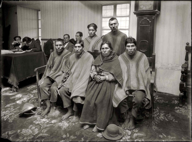 Sé que es un "longshot", pero ¿alguien conoce la historia detrás de esta foto de Martín Chambi ("Campesinos en el juzgado", 1929)?  ¡Muchas gracias de antemano!