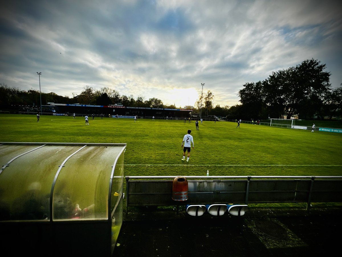 Halbzeit an der #Feuerbachstraße. Unsere #TuRU geht mit einer 1:0 Führung in die zweiten 45 Minuten gegen #Unterrath. #trusgu
