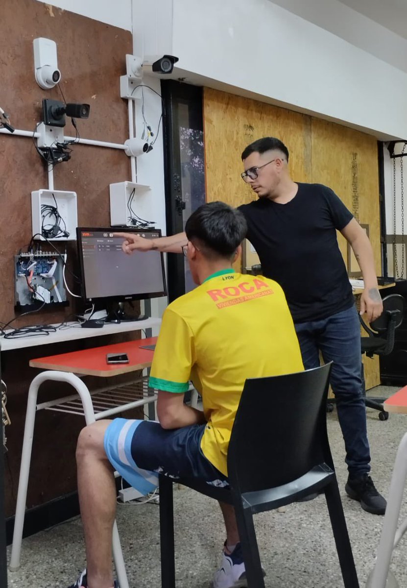 Como referente social veo a diario y de muy cerca las preocupaciones. Muchos aún tienen esperanzas pero de a poco se van diluyendo. Junto a <a href="/FundacionIr/">Fundación IR</a> y <a href="/CasaVecino/">Casa Del Vecino</a>  trabajamos en la posibilidad de un futuro donde la comunidad pueda desarrollarse de manera justa y sostenible.