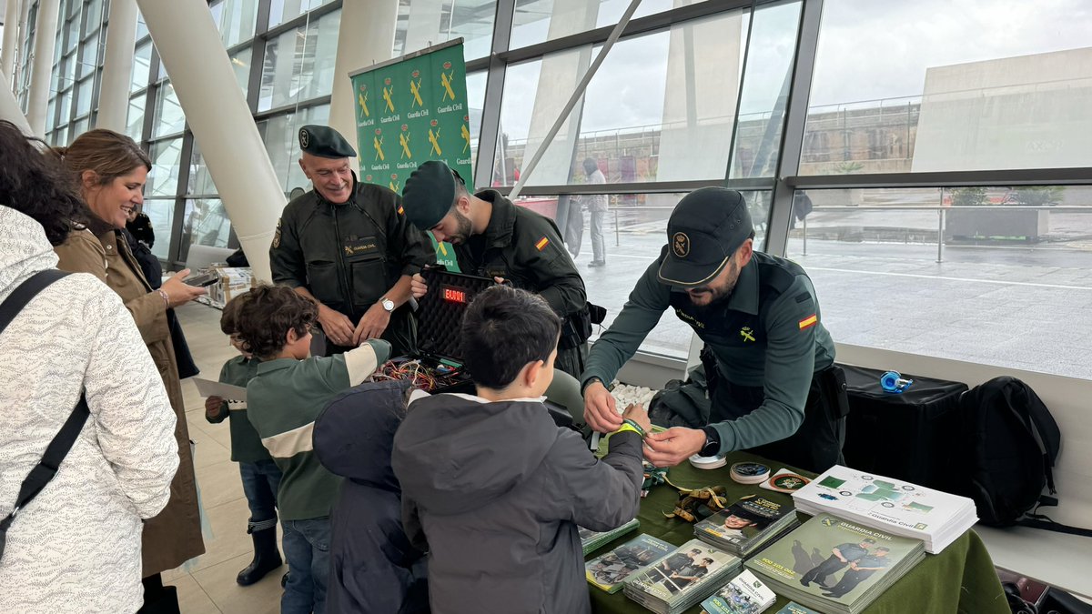 gcivilbizkaia's tweet photo. (2/4)
💚🧑🧑🧒🧒Compartir otra jornada con las familias y poder mostrar nuestra labor en #Bizkaia ha sido un verdadero honor.
#ParaServirYProteger
#062
#FiscalyFronteras
#uhel
#serviciomaritimo
#NucleodeReserva
#pegaso
#guardiacivilbizkaia
#guardiacivil
#puertodebilbao https://t.co/4SNC4NC5BT