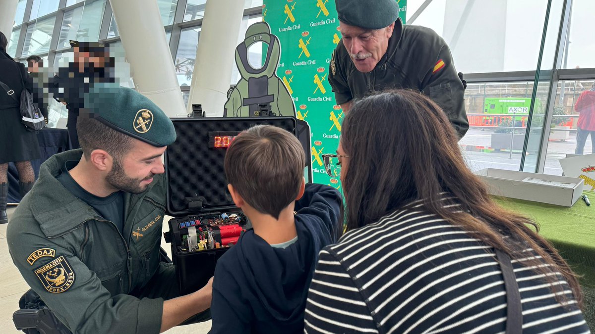 gcivilbizkaia's tweet photo. (2/4)
💚🧑🧑🧒🧒Compartir otra jornada con las familias y poder mostrar nuestra labor en #Bizkaia ha sido un verdadero honor.
#ParaServirYProteger
#062
#FiscalyFronteras
#uhel
#serviciomaritimo
#NucleodeReserva
#pegaso
#guardiacivilbizkaia
#guardiacivil
#puertodebilbao https://t.co/4SNC4NC5BT