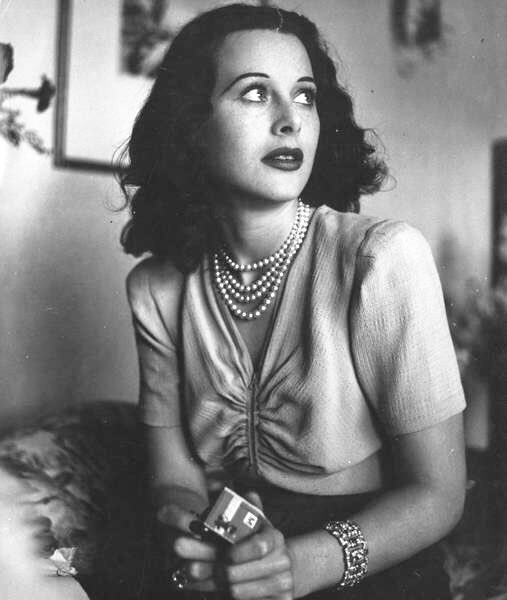 classicaldame's tweet image. Hedy Lamarr photographed by Alfred Eisenstaedt (1938) #TCMParty
