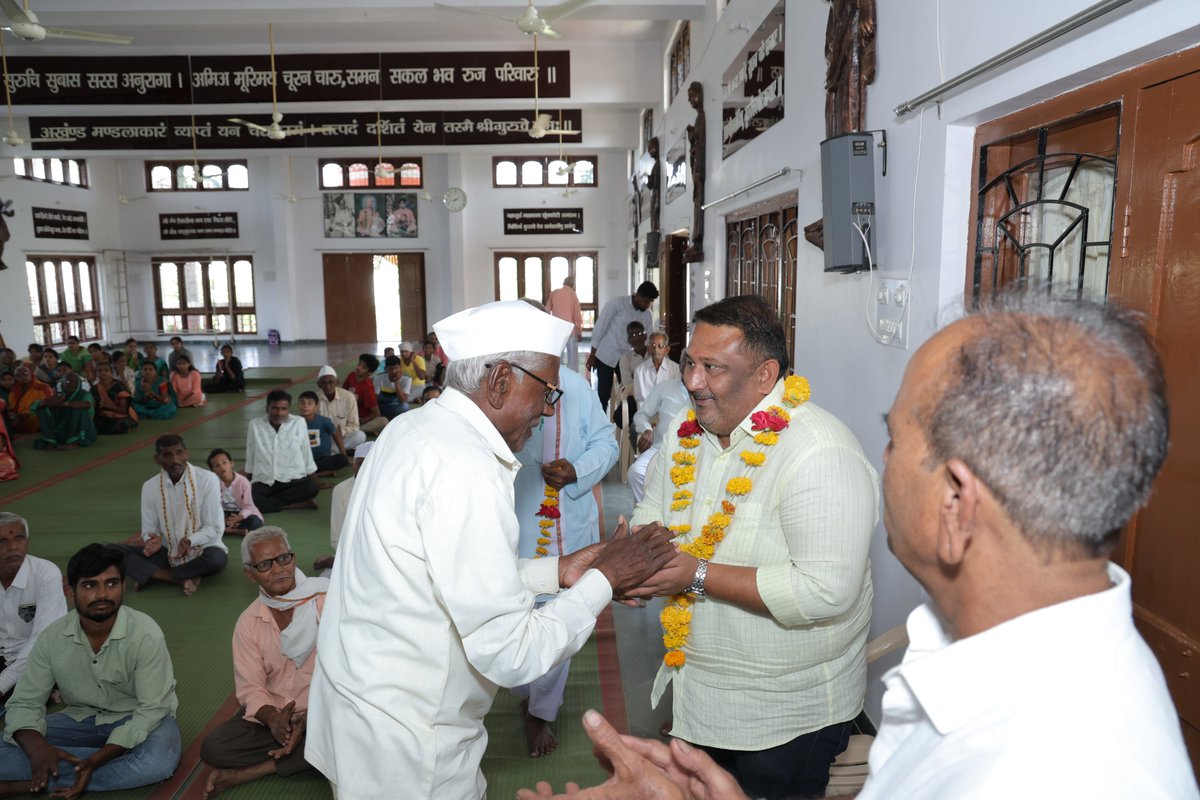 advakash's tweet photo. श्री.हंस सत्संग आश्रम येथे भेट !
आज श्री.हंस सत्संग आश्रम, मानव उत्थान सेवा समिती, खामगाव येथे भेट दिली आणि दर्शन घेऊन आशीर्वाद प्राप्त केले. 🙏
याप्रसंगी आश्रमाच्या वतीने केलेल्या सन्मानाचा स्वीकार केला आणि बहुसंख्येने उपस्थित नागरिकांना संबोधित केले 🗣️.
#aashram #bhet https://t.co/RcK2Chfk9y