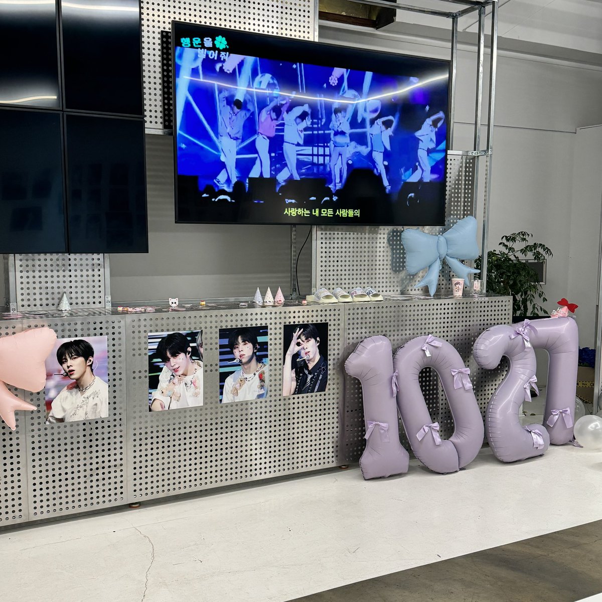 kws1027ws's tweet photo. 2024 우석이 생카🎂

팬미 끝나고 바로 다녀왔어요
넓고 쾌적한 곳에 우석이 사진이 많아서 너무 좋았어요｡·͜·｡
커피와 케이크도 맛있고
카페에서 다양한 우석이 모습들도 너무 예쁘구 특전들도 귀여워요
예쁘게 꾸며주고 진행해주셔 고마워요♡꙼̈

#Cheer_for_SEOKCESS
#경축_대전키티_스물여덟돌 https://t.co/ahnnKvpFLl