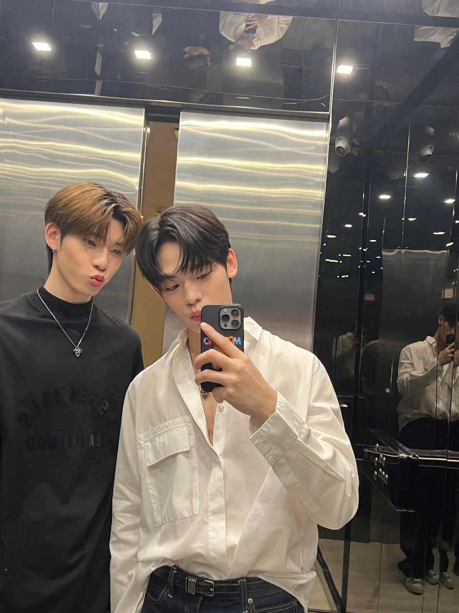 porsuppakarn's tweet photo. ตี๋อ่ะใส่ตามพี่่่👀 @twnpich 
DMD FASHION RUNWAY
#DMDFriendshipSS2EP4 https://t.co/7c7iDcsSpG