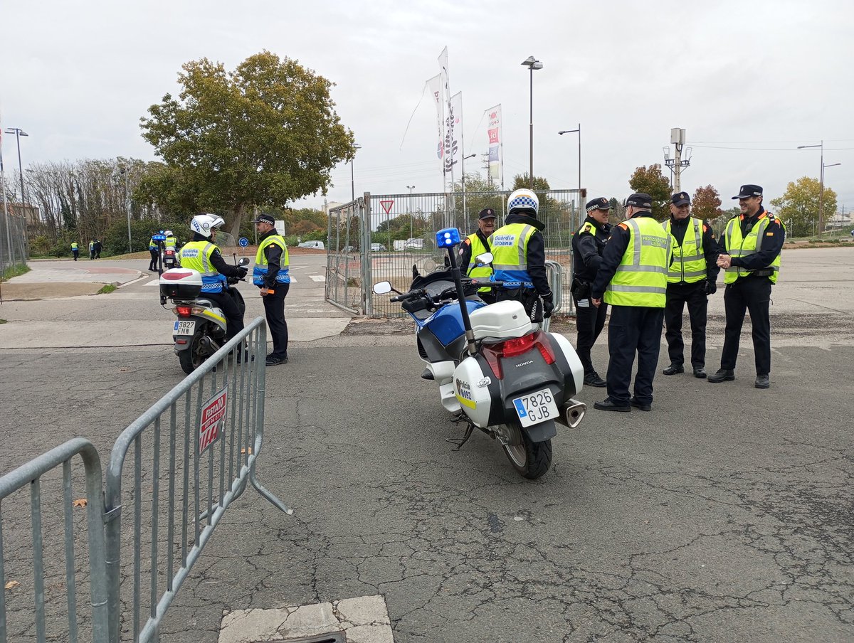 Protecció Civil Lleida 🟧🟧🟧🟧 
Aquest matí hem estat de servei col·laborant amb la <a href="/gUrbanaLleida/">Guàrdia Urbana de Lleida</a> <a href="/paerialleida/">Ajuntament de Lleida</a> <a href="/esports_lleida/">Esports Lleida</a> al dispositiu de seguretat de la 3ª Marató Vithas Lleida 2024 amb un recorregut de 42 Km entre Lleida, Torre-Serona i Benavent de Segria i tornada