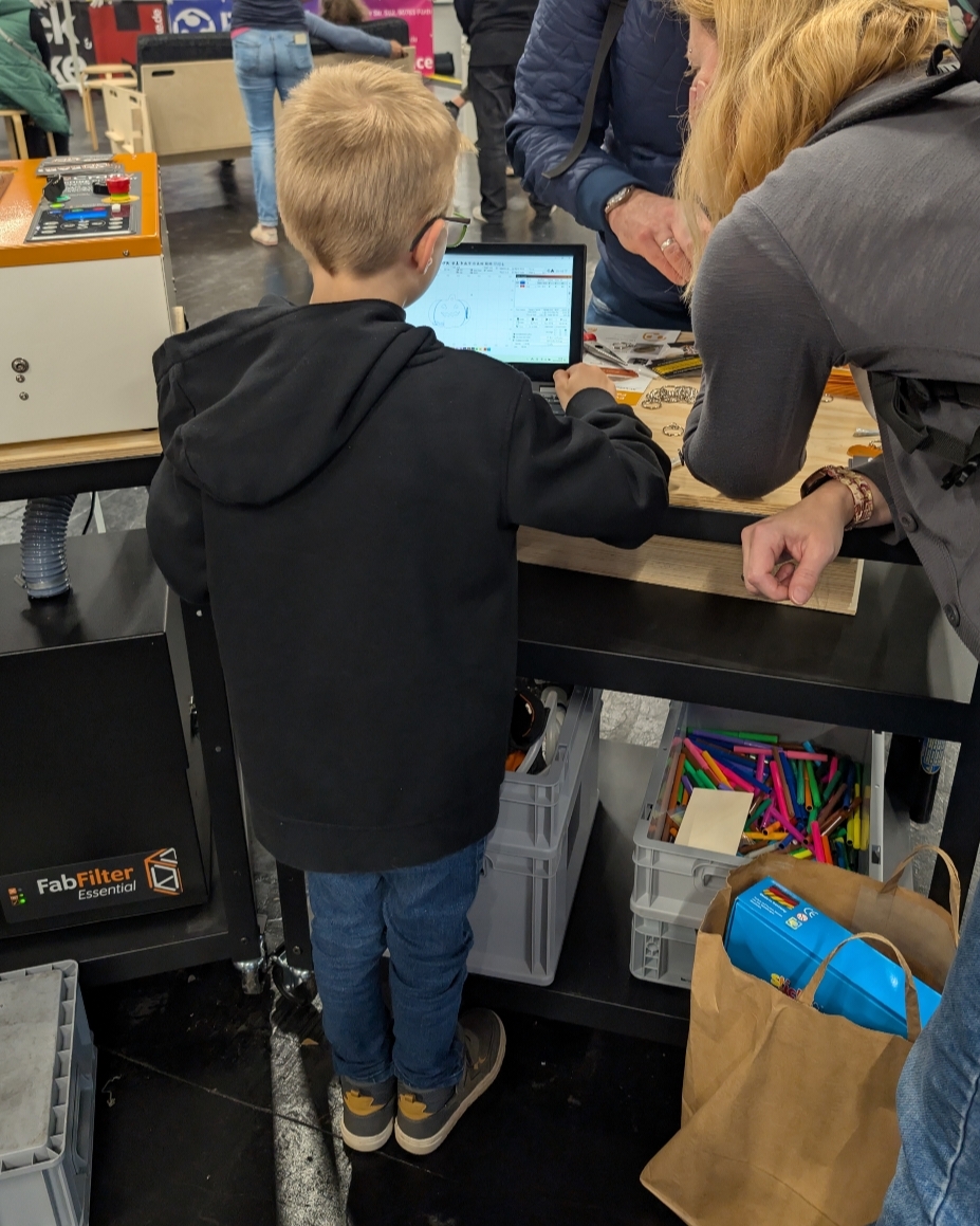 FabCreator's tweet image. Turning creativity into reality—watching this young maker master the laser cutter like a pro! #FutureInnovator  #STEM  #madewithfabcreator #lasercutter #engraving #crafty