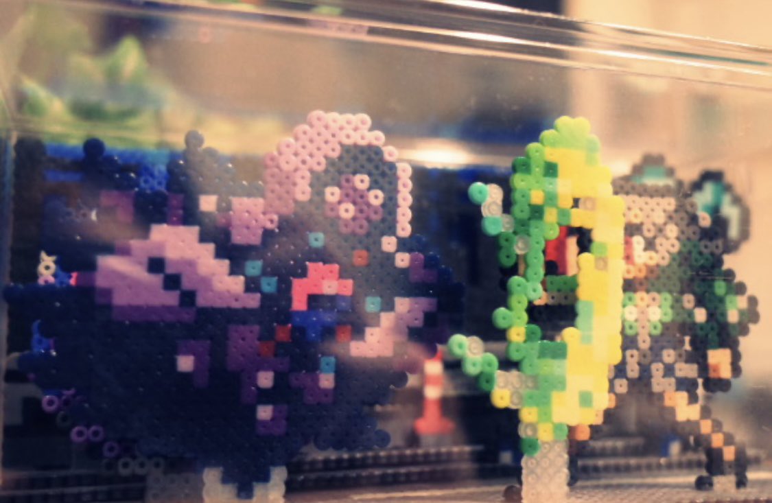 gamecuffs_ch's tweet image. ゲームダンジョンにて、SOULVARS繋がりのトニーさん@Herald7k より、なんと手作りのアイロンビーズジオラマをいただきました…!
SOULVARSのバトルシーンがデフォルメされてるの、凄すぎませんか…🔥