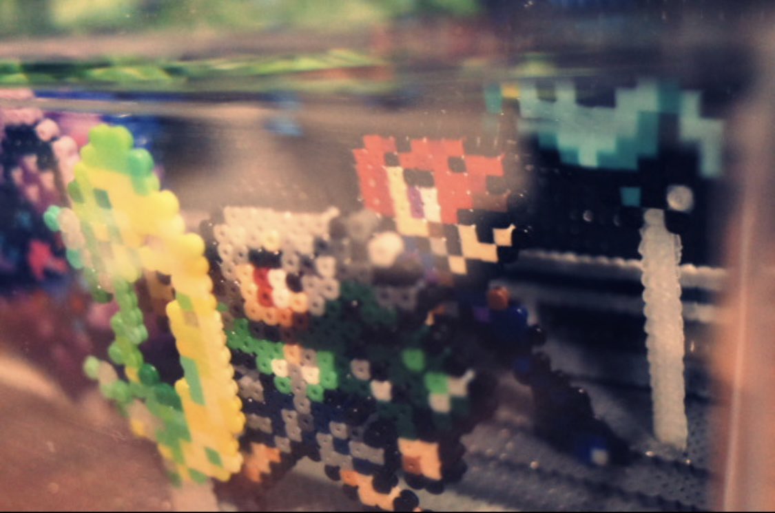 gamecuffs_ch's tweet image. ゲームダンジョンにて、SOULVARS繋がりのトニーさん@Herald7k より、なんと手作りのアイロンビーズジオラマをいただきました…!
SOULVARSのバトルシーンがデフォルメされてるの、凄すぎませんか…🔥