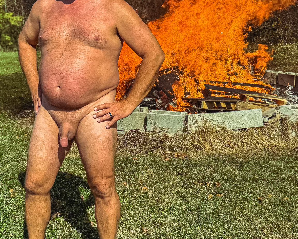 Hot!!!   Nice fall day out today. 💦💦💦🔥🍂🍂🍁🍁#daddy #johndavid1904 #outside
