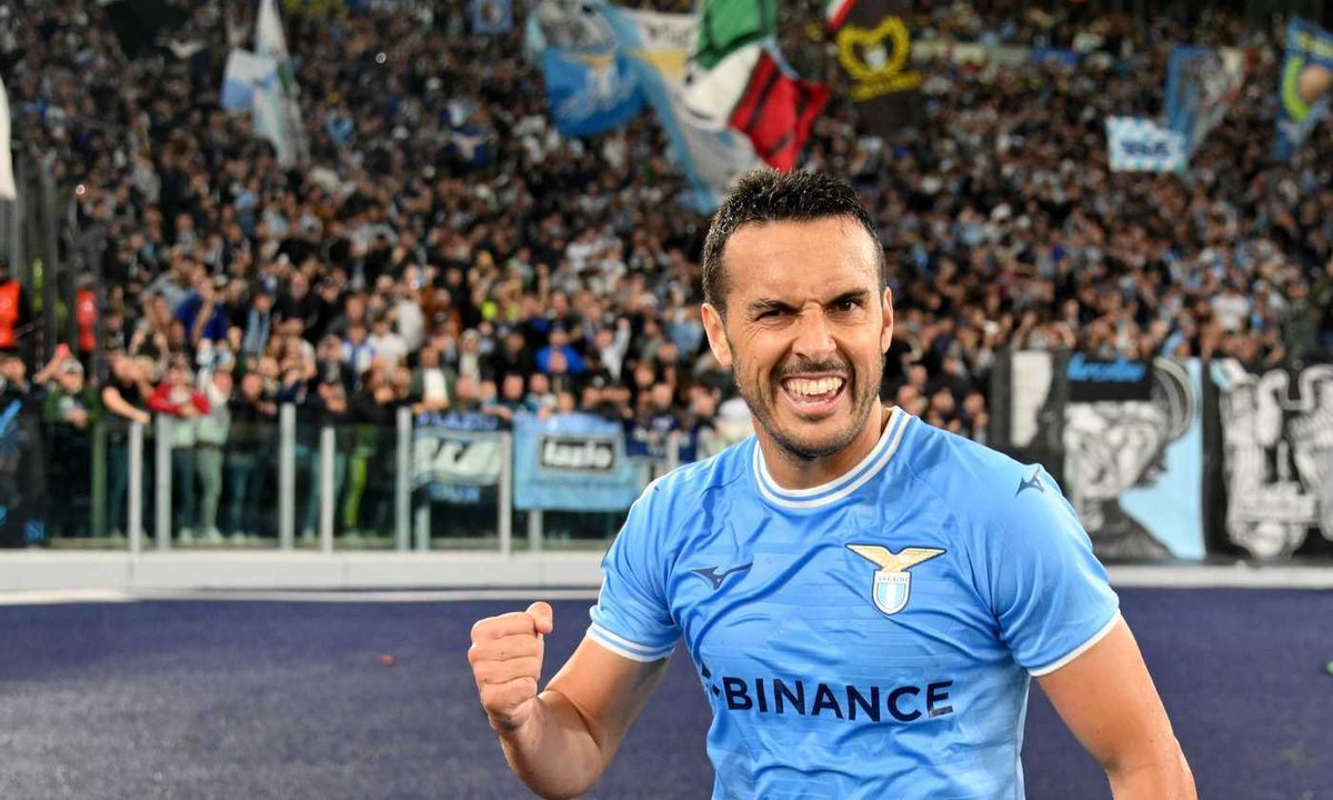 Aquiladavid's tweet photo. Segna sempre lui! #Pedro ⚪️🔵🦅⚽️😀#LazioGenoa 👍🏻👏🏻 #lazio #forzalazio https://t.co/6ZYbdf2j6u
