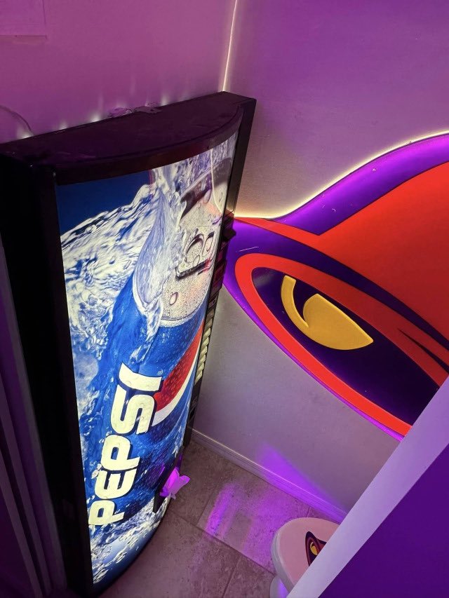equine__dentist's tweet photo. taco bell bathroom with a baja blast bidet https://t.co/IAflEKlVsq