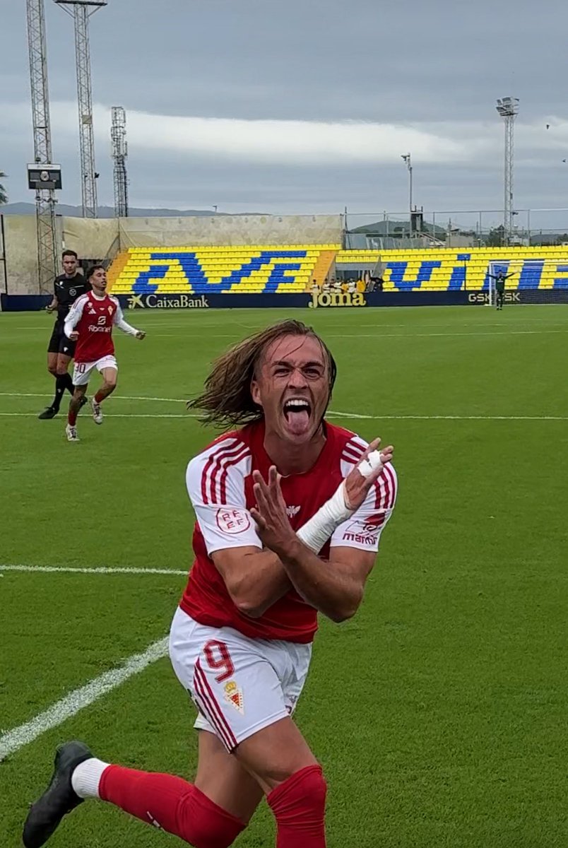 FanRealMurcia's tweet photo. El gol de Pedro Benito visto desde la perspectiva de la grada.

😍 Es BRUTAL. 

📸: @facamis25 

https://t.co/faU2aIJuZR