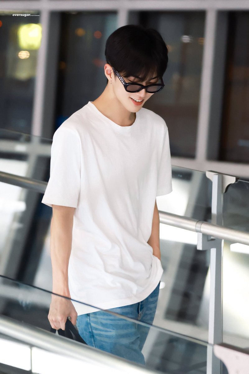 CQjLTWutYgqIXm5's tweet photo. I LOVE this outfit,SEUNGHAN🧡🩵 https://t.co/E6QA2J0JyV