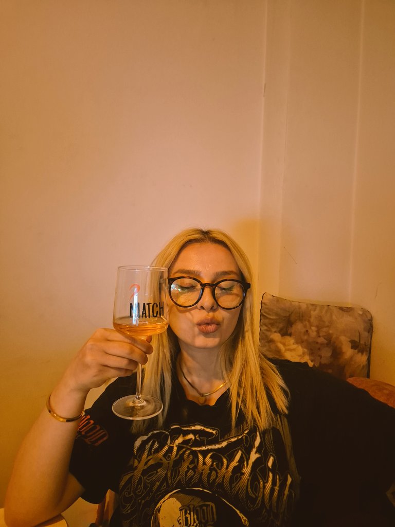 tugcekoglu_'s tweet photo. tipiyle müzik zevki uymayınca kızlar https://t.co/QlMQCBpYYT