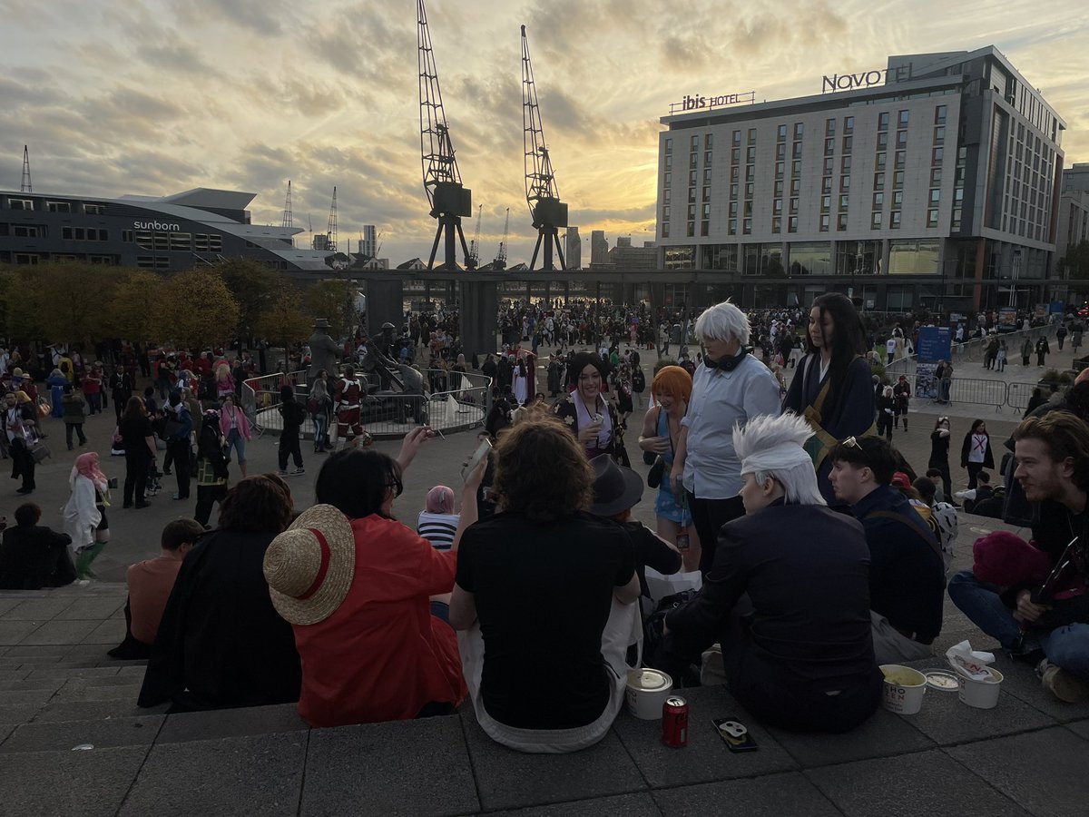 Final day of Comic Con completed :) chilling on the steps for a while before going home