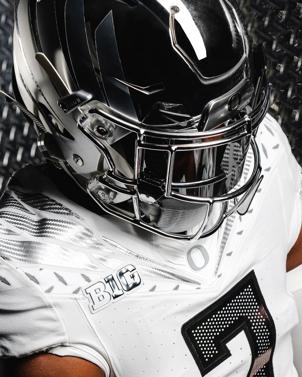 vanhornebrands's tweet photo. WARP SPEED βοΈπ¨
Week 9 uniform combo for @oregonfootball designed by @vanhornebrands
Inspired by Oregonβs greatest stormtrooper looks π¦π₯
#goducks #generationo
πΈ: @goducks https://t.co/JZHUuZvibA