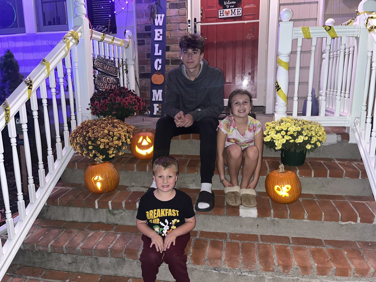 MattJakes7's tweet image. Quite the variety! Traditional Jack-o’-lantern, Ghostface, and #oliviarodrigo !! #halloweenfun #makingmemories
@oliviarodrigo , my daughter wants to know how we did 😄🙏