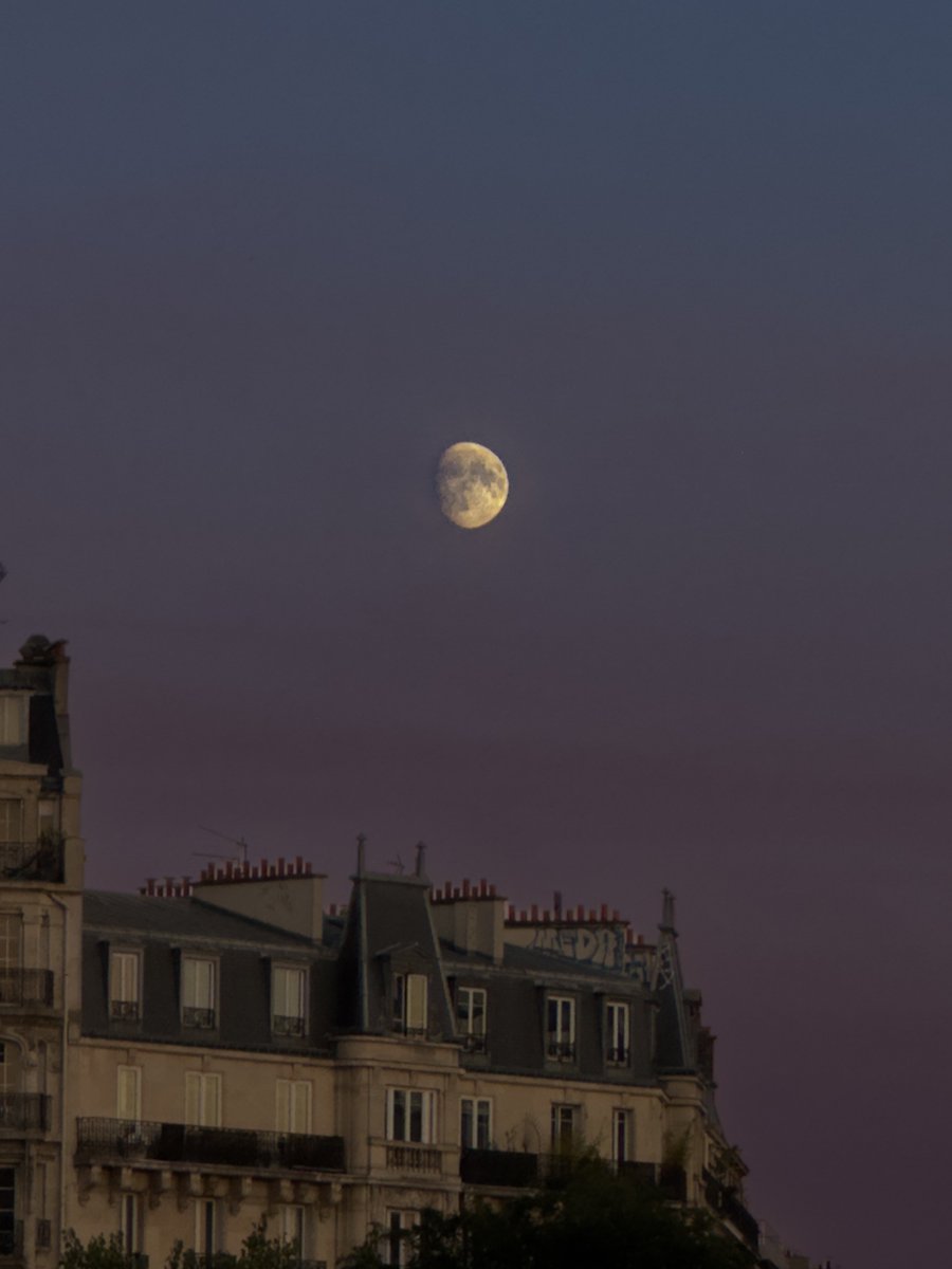 faresrsf's tweet photo. La lune qui flirt avec le ciel au dessus de Paris https://t.co/184NMigyPC