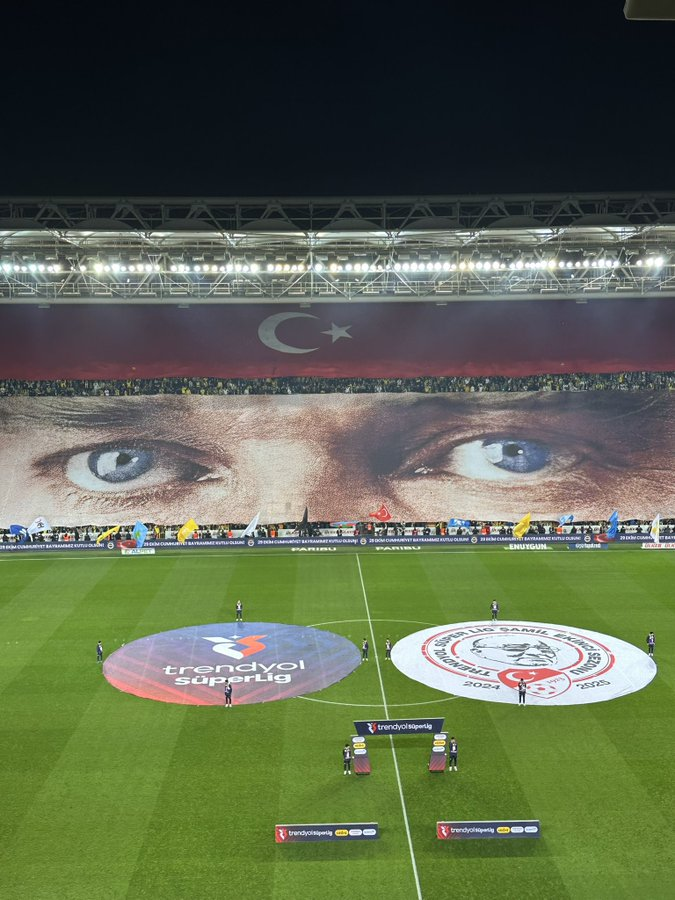 onedio's tweet photo. Fenerbahçe Tribünleri:  

"Türkiye Cumhuriyeti mesut, muvaffak ve muzaffer olacaktır." https://t.co/mZxBTkEZLZ