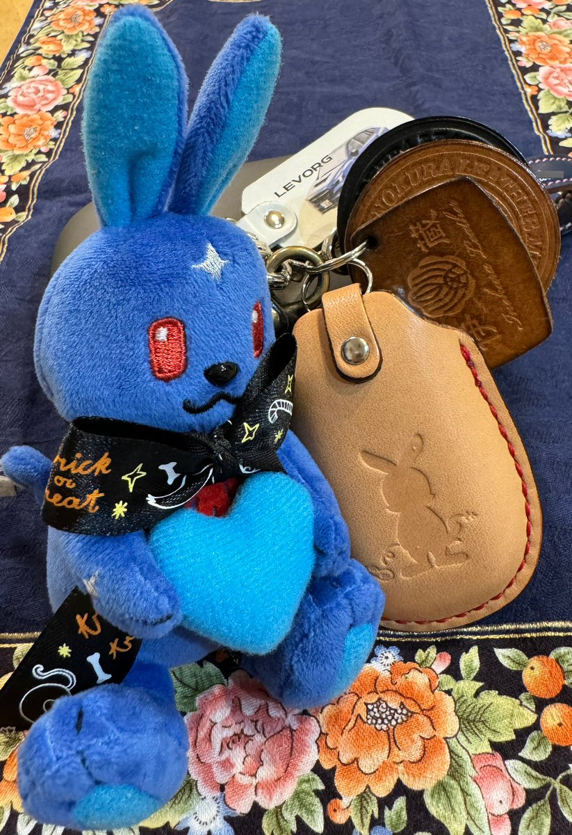 kutann_cia's tweet photo. チバルのキーウェアジャケット受け取りましたーッ💙(主人用)
伊の蔵レザーさんのマイキー、ランドセルリメイクのストラップ、イノクラブでワンセット🤣
生成りのエイジングが楽しみです😊
#千葉スバル
#チバル
#CHIBARU
#伊の蔵レザー
#イノクラブ https://t.co/AjSFYIqvR8
