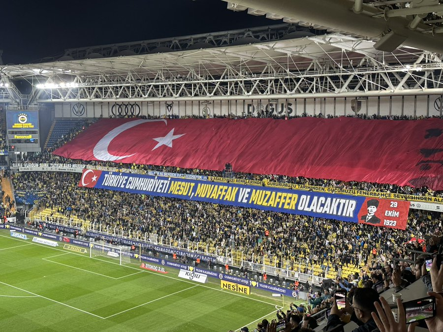 onedio's tweet photo. Fenerbahçe Tribünleri:  

"Türkiye Cumhuriyeti mesut, muvaffak ve muzaffer olacaktır." https://t.co/mZxBTkEZLZ