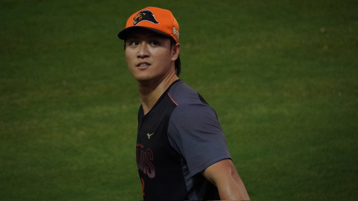 zz30020211's tweet photo. 在脆發廢文太快樂了直接忘記這邊
休賽季才回來是要幹嘛
但Brian送我球好快樂 https://t.co/8lyr3fSJ1O