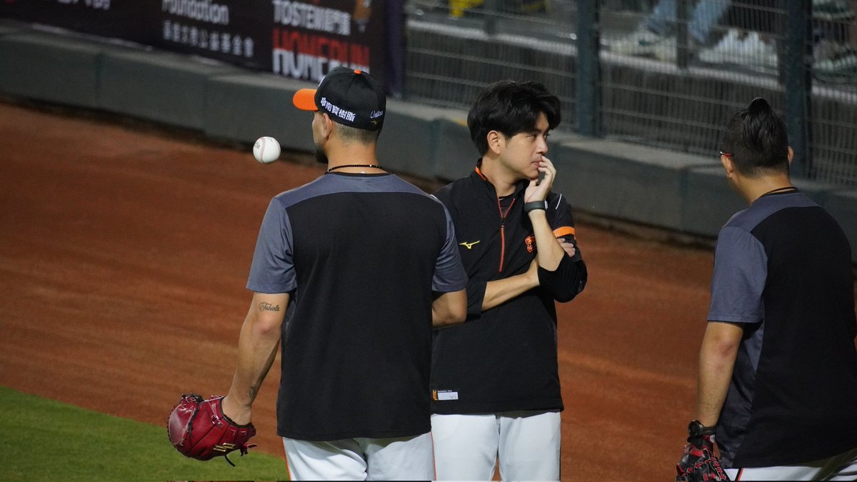 zz30020211's tweet photo. 在脆發廢文太快樂了直接忘記這邊
休賽季才回來是要幹嘛
但Brian送我球好快樂 https://t.co/8lyr3fSJ1O