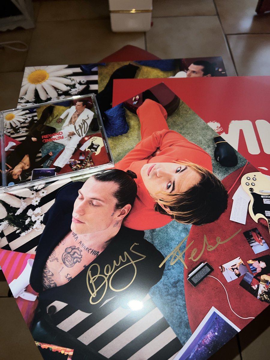 TuscanoAnna's tweet photo. Finalmente è nelle mie mani🤍 il vinile é qualcosa di spettacolare @fedefederossi @BenjieFede #rewind https://t.co/iyKu2Wt5Qz