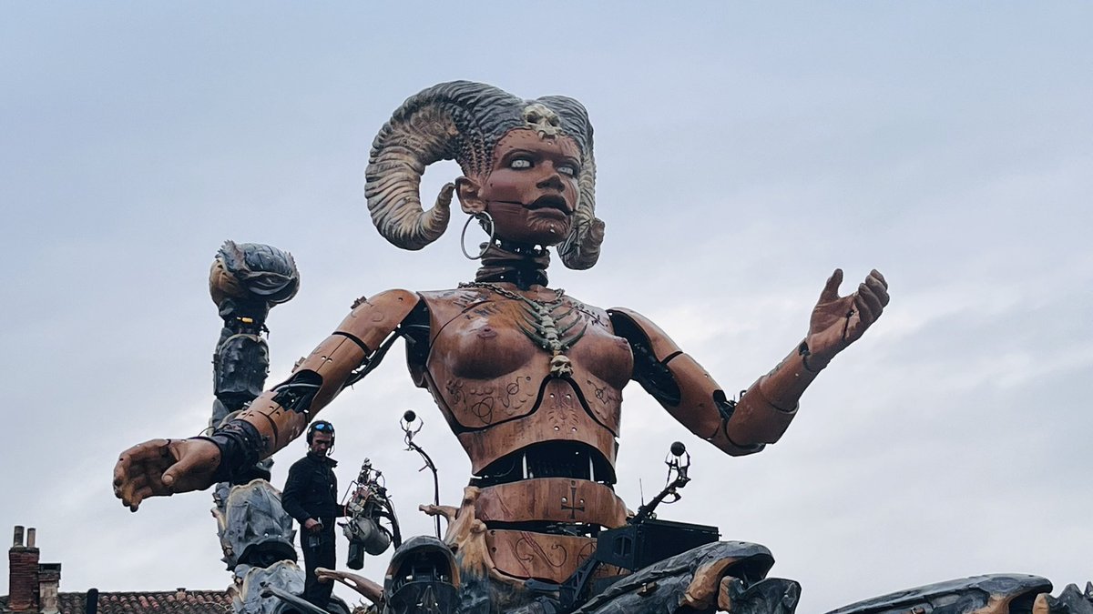 KoriganFou's tweet photo. Gloire à Lilith ! 
#LaMachine #Toulouse https://t.co/YzAvpMi9ie