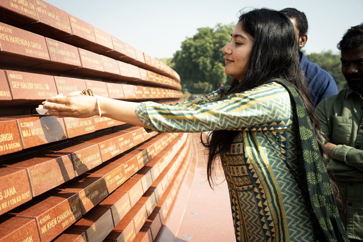 Sai_Pallavi92's tweet photo. I wanted to visit the #NationalWarMemorial before starting the promotions for #Amaran. This sacred temple, houses thousands of “brick-like-tablets” in the memory of every Braveheart, who has laid down their lives for us. I was brimming with emotions while paying respect to Major Mukund Varadarajan AC (P) and Sepoy Vikram Singh SC (P)

Gratitude and salutations
வீர வணக்கங்கள் 🙏