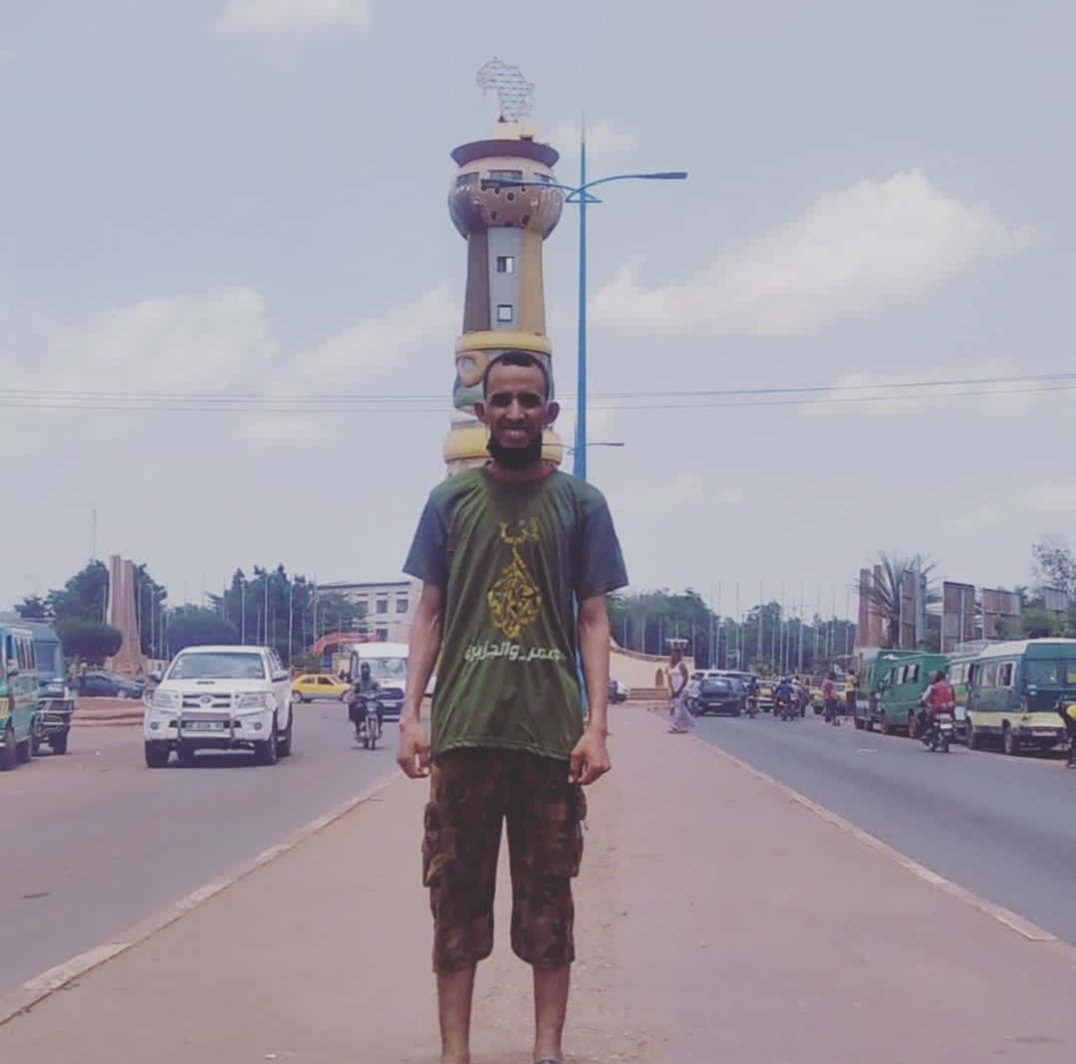 Oumar_Alansary's tweet image. #عمر_الجزيرة : صورة تجمع الماضي والحاضر، قبل 13 سنة كنت أكتب شعار قناة الجزيرة @AJArabic بالفحم خلفي في غرفتي الصغيرة ليتم تصويري وأنا أتفاخر بمحاكات نشرات الأخبار بقناة الجزيرة في قريتنا المتواضعة، واليوم الحمدلله وقفت أمامه، بعد سنوات من الثقة بأن الغد لناظره قريب.
شكراً لكم 😇