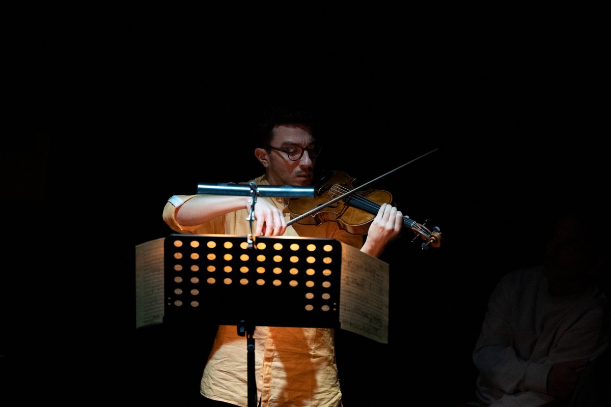 “La Lontananza Nostalgica Utopica Futura”, uma peça criada pelo compositor Luigi Nono para violino e oito pistas de áudio, foi reinterpretada em cinco apresentações por André Gaio Pereira e Ricardo Guerreiro no renovado Centro de Arte Moderna.
📷 Jorge Carmona / Gulbenkian Música