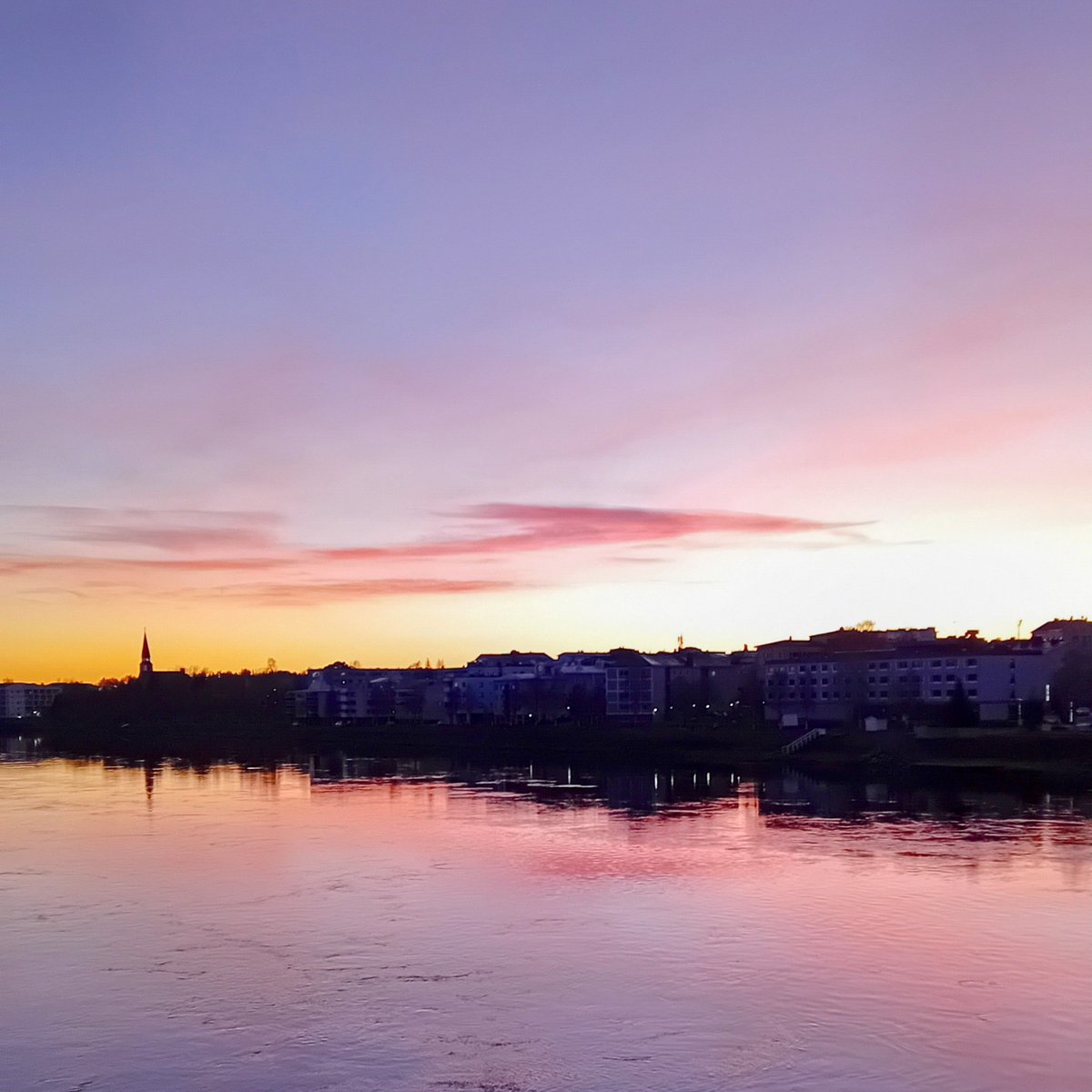 finkulturu's tweet photo. Rovaniemi'de güzel renklerin olduğu bir döneme denk geldim. Herhalde bu şehirden en çok bu renkleri özleyeceğim. https://t.co/DgxqyBAmcQ