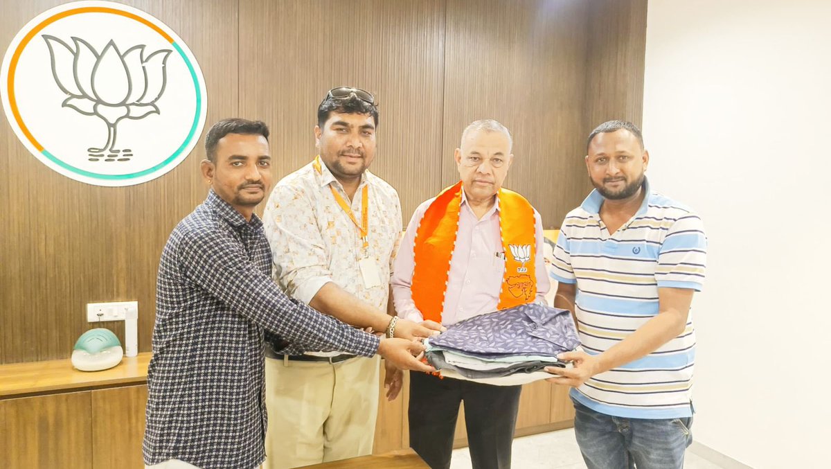 "પ્રેમ અને સહાનુભૂતિનો સંદેશ: વસ્ત્રદાન"

સ્વામી વિવેકાનંદ ગુજરાત રાજ્ય યુવા બોર્ડના વસ્ત્રદાન અભિયાન અંતર્ગત ગુજરાત પ્રદેશ ભાજપના મહામંત્રી અને કચ્છના સાંસદ શ્રી <a href="/VinodChavdaBJP/">Vinod Chavda 🇮🇳</a> અને ગુજરાત પ્રદેશ ભાજપના ઉપાધ્યક્ષ અને પૂર્વ ગૃહમંત્રી શ્રી <a href="/gpzadafia/">Gordhanbhai Zadafia</a> એ વસ્ત્રદાન ++

#Vastradan2024