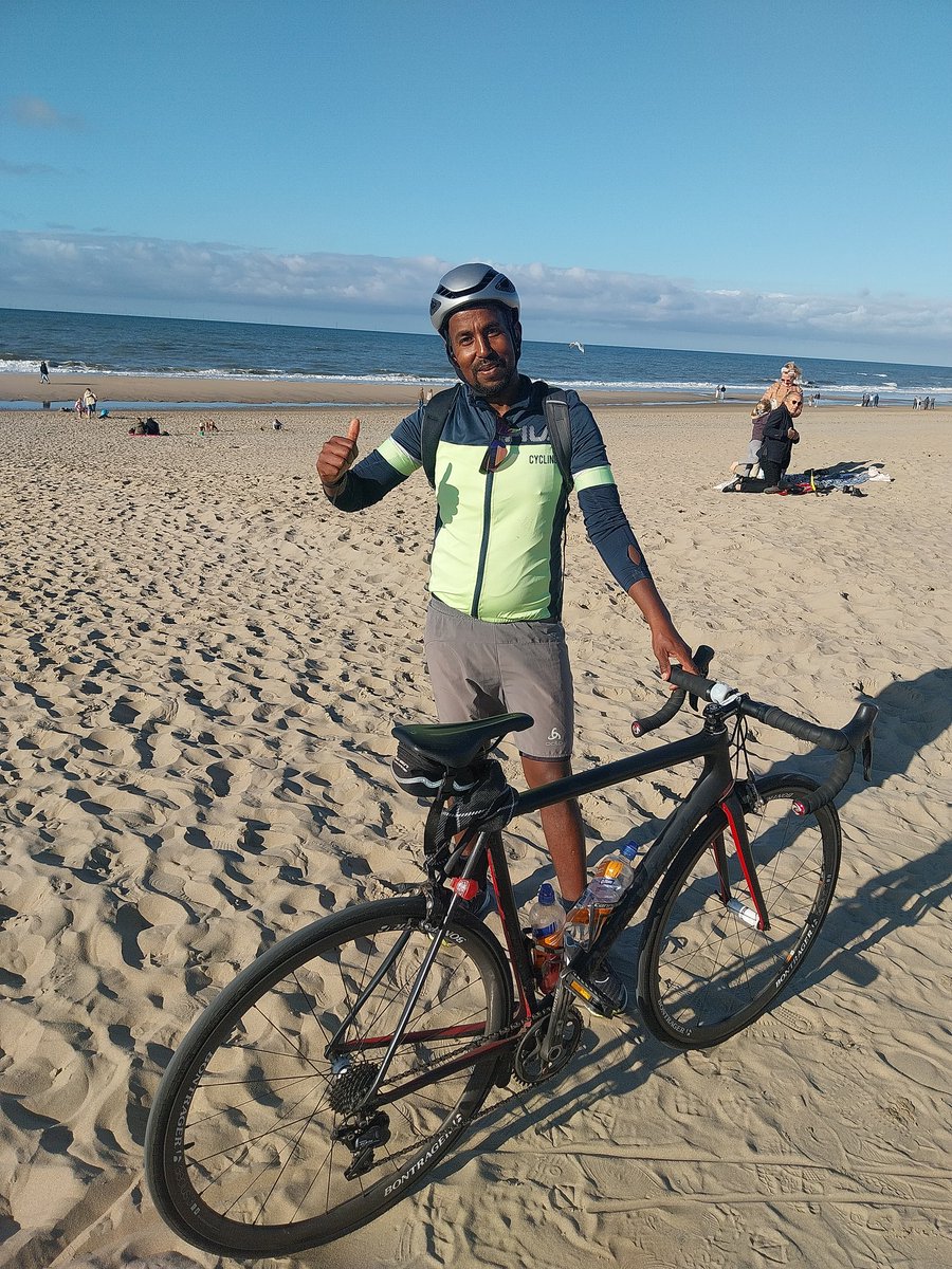 Bike ride!

Ik had geen betere dag kunnen kiezen om langs de kust te fietsen. Door het mooie weer waren er veel mensen onderweg. Ik heb plekken bezocht die ik alleen van horen zeggen kende, zoals Noordwijk, Zandvoort en Bloemendaal aan de kust. >