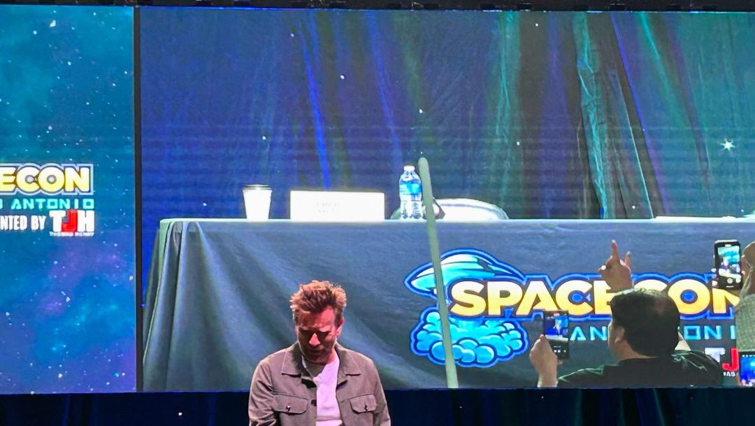 bestofemcgregor's tweet photo. 📷 Repost IG/deeboruh

Hello there! Space Con #ewanmcgregor #hellotheregeneralkenobi https://t.co/FUBpuNOZFO