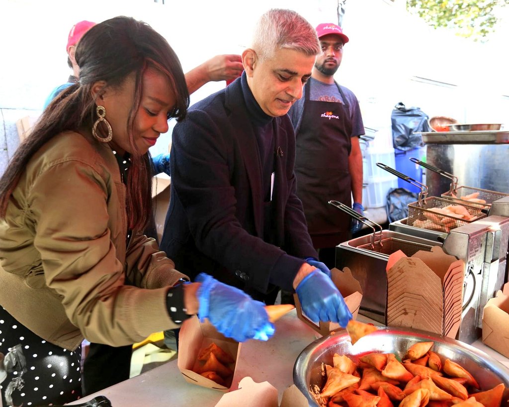 SadiqKhan's tweet photo. Today in Trafalgar Square, thousands of Londoners from all faiths and backgrounds came together to wish our Hindu, Sikh and Jain friends and neighbours a very happy Diwali. The atmosphere was amazing! 

London is a better, brighter place for our diversity. #Diwali https://t.co/1CpT9LCpal