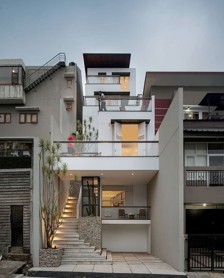 A13Docmo's tweet image. Ideas que, en mi opinión, son el &apos;core&apos; de un ideario que llamaré &apos;estructura formal&apos;: una casa entre dos muros (megaron), un apilamiento formal, un retroceso que produce balcones... un modelo de relación interior - exterior.
En Chandigarh; Wise Architecture.