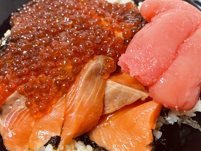 晩ごはんいただきワン〜💖親子&amp;他人丼(北の大地バージョン)だワン💖💖💖イクラはもちろん実家で漬けたやつだワン💖💖💖 