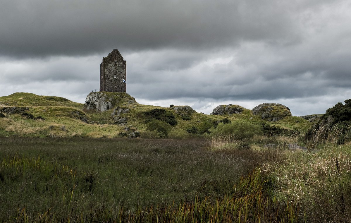 In Border Antiquities (1818), Walter Scott wrote of a magic human skull in the ruins of Smailholm Tower. It was "possessed of such extraordinary powers of self-motion, that if carried to any distance it would be found next morning in its usual repository.” 🏰💀

#ScottishBorders
