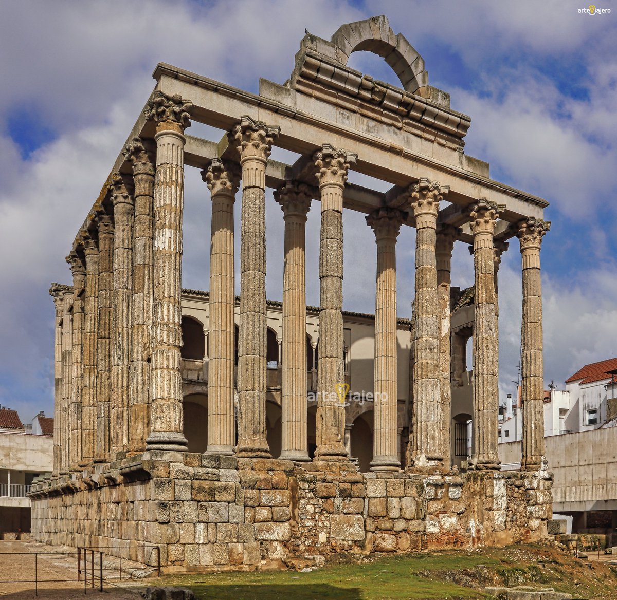 Templo de Diana, uno de los grandes hitos arquitectónicos de la ciudad de Mérida (#Extremadura). Fue levantado a finales del S. I d. C con granito procedente de la cantera de Proserpina. En realidad, estuvo dedicado al culto imperial
#FelizDomingo #photography