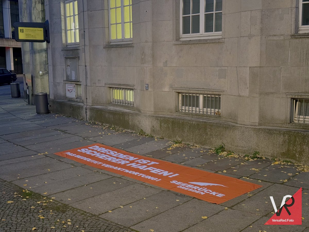 Gerade findet vor dem Stadthaus auf der Theaterstraße eine Versammlung der <a href="/SeebrueckeDD/">Seebrücke Dresden</a> im Rahmen der „dezentralen Aktionswoche gegen die Ausländerbehörde“ statt. #dd2710 
Aktivist:innen gestalten den Gehweg mit Kreide. #dresden