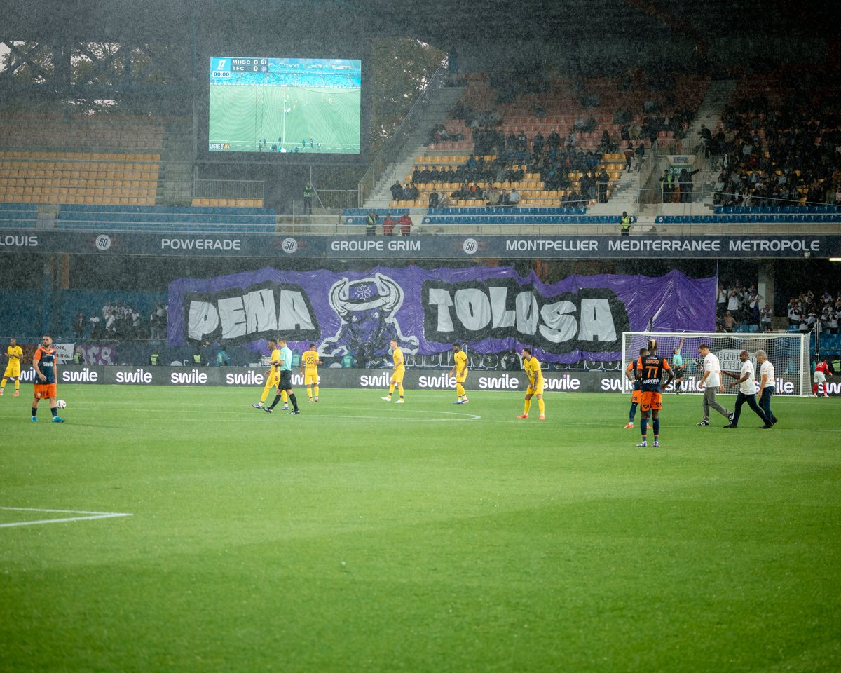 MeteoFootMaps's tweet photo. 🔥 Magnifiques Tifo à l'extérieur du parcage Toulousain à Montpellier !!

Ils sont 520 !

(@ToulouseFC)

#MHSCTFC #Ligue1 https://t.co/wAufyPGbWt