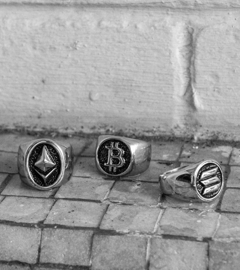 cryptoringsio's tweet photo. @SolJakey a ring from @cryptoringsio  👀 https://t.co/7QolY1tXLL